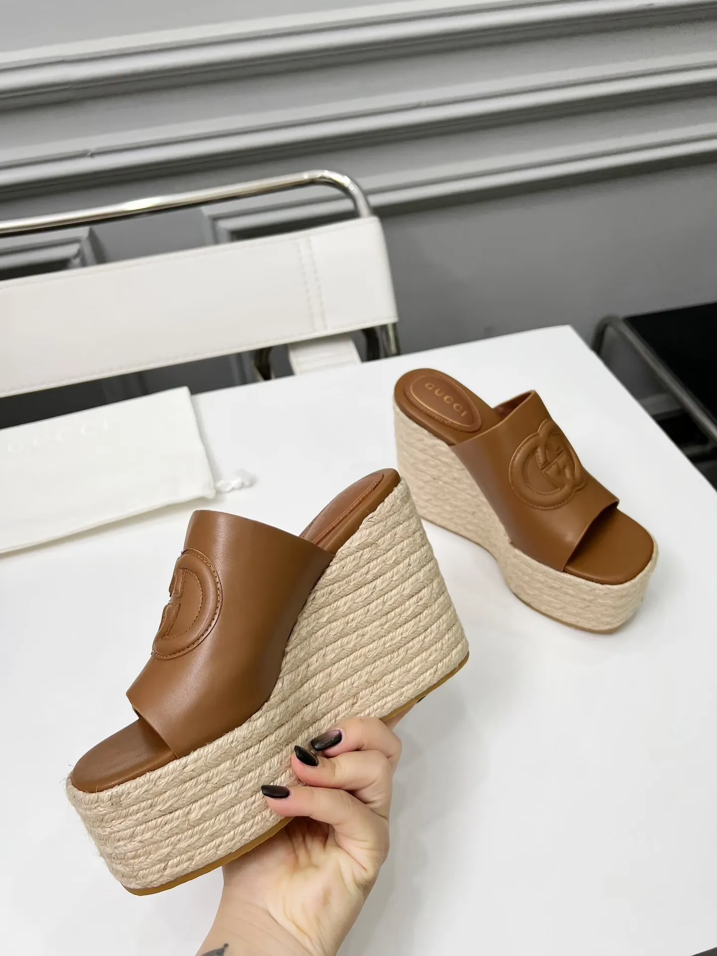 👟👟Ex-factory price 460👟👟 Gucci’s new slippers, fashionable, high-end and full of personality✅ Very stable, comfortable and durable for daily use, convenient and unique for daily matching, a must-have classic for summer, the upper is made of GUCCI brand stitching Fabric: cowhide Lining/feet: sheepskin Platform height: 11cm Color: black, white, brown, burgundy, pink Code number: 35-42 (41 and 42 need to be customized) Packaging: Comes with cloth bag and card.